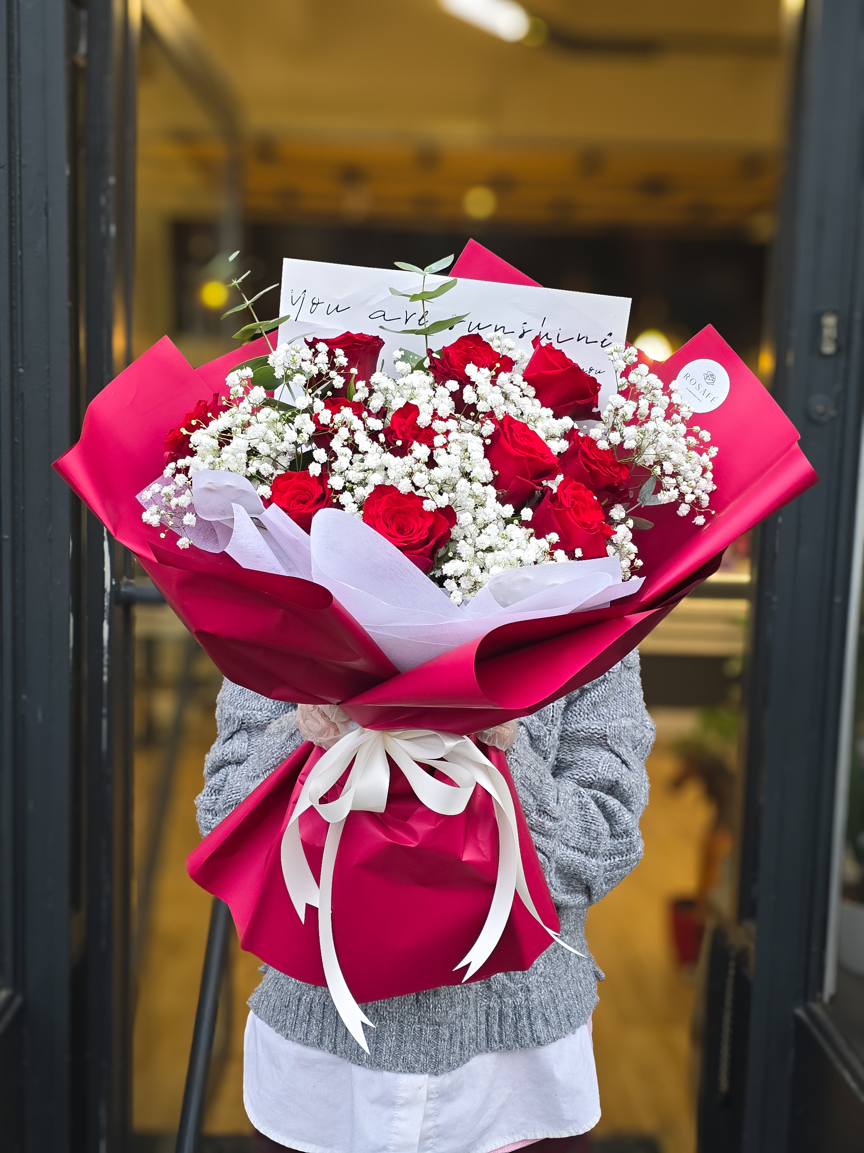 Kytice z červených růží s gypsophilou