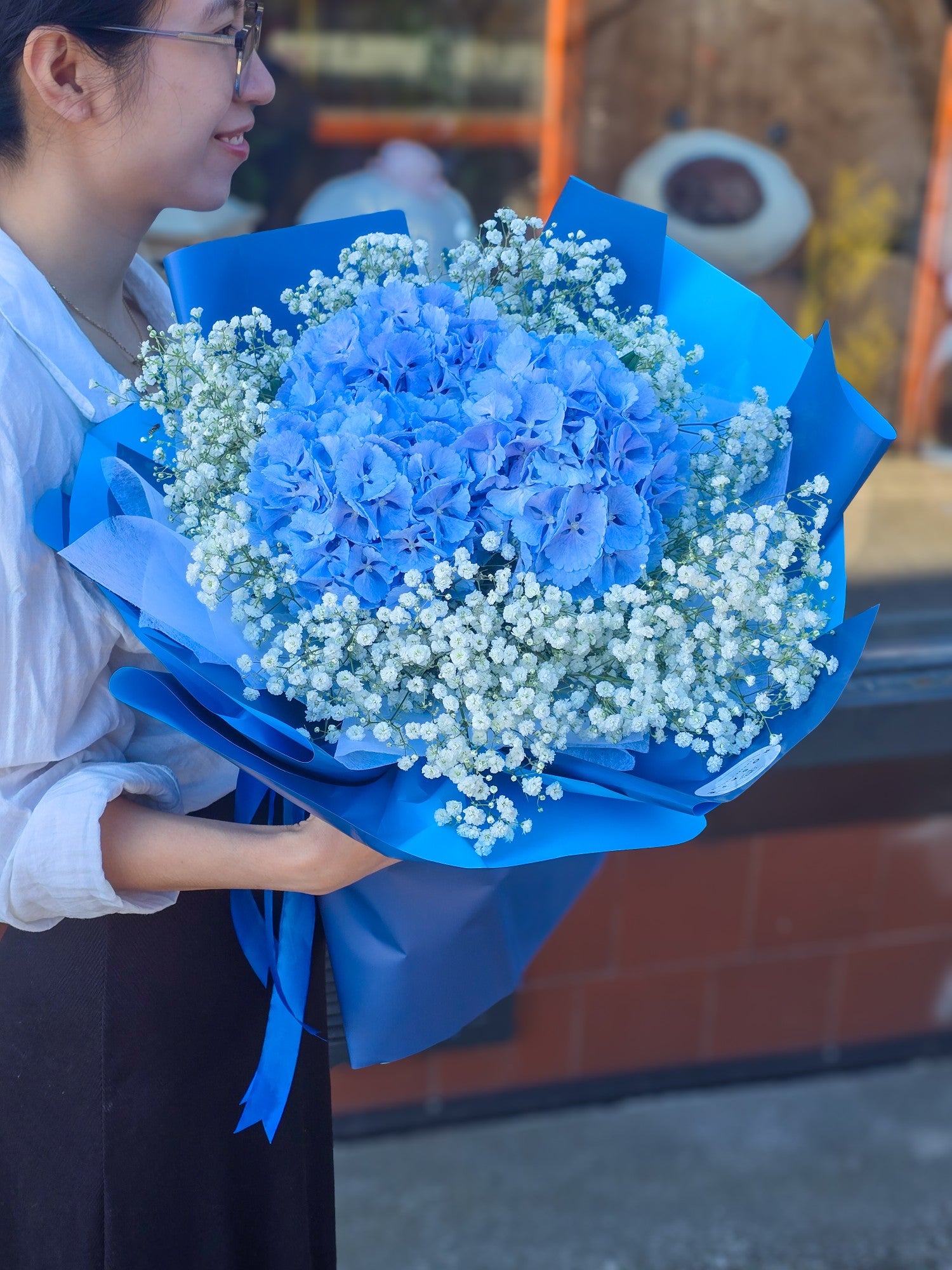 Modrý pugét s hortenziemi a gypsophilou