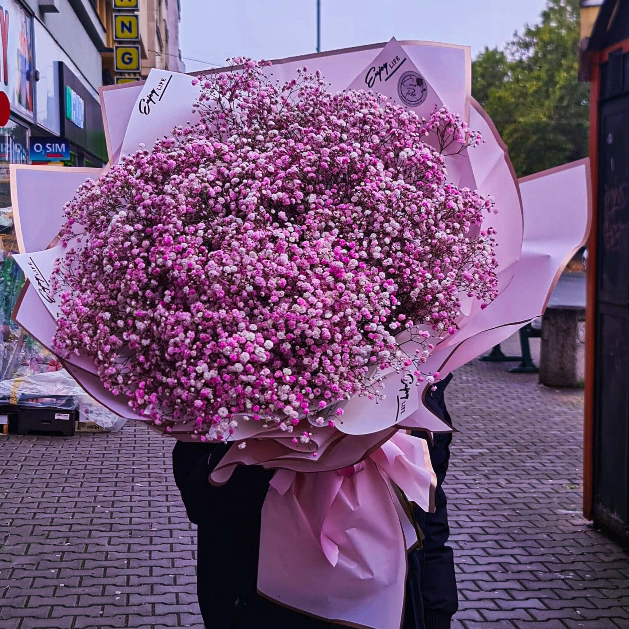 Kytice gypsophily fialová s papírem - Černá Růže