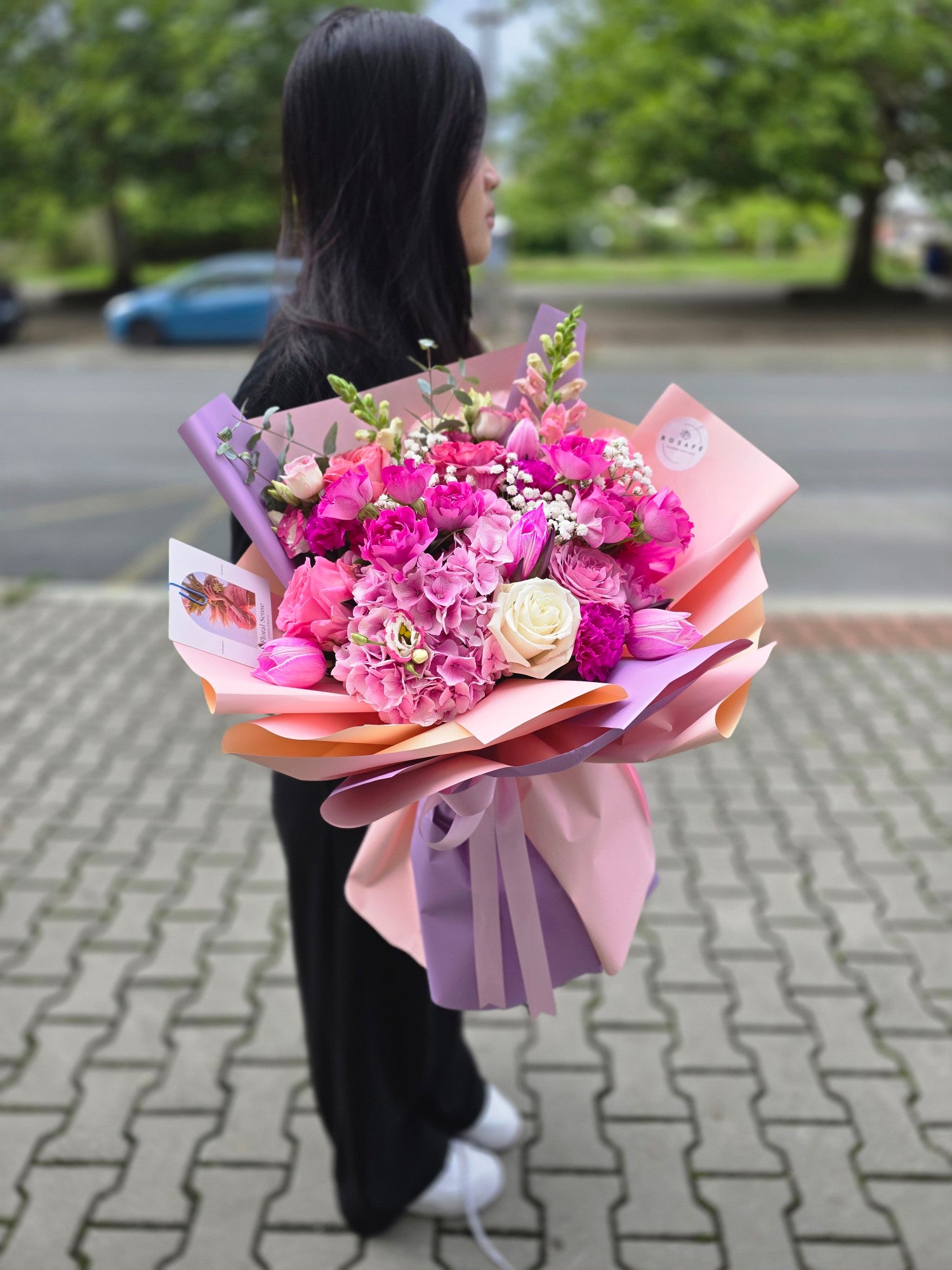 Kytice růží a tulipánů v růžovo-fialových tónech – dárek z lásky