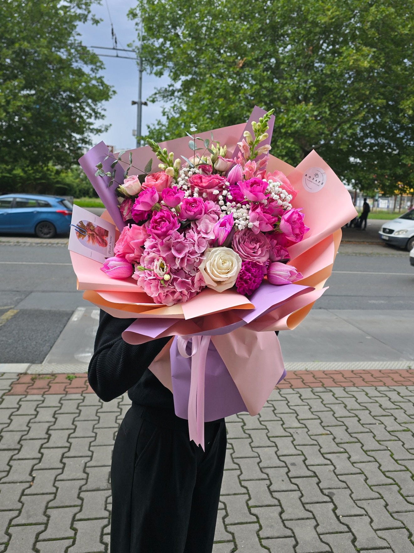 Kytice růží a tulipánů v růžovo-fialových tónech – dárek z lásky