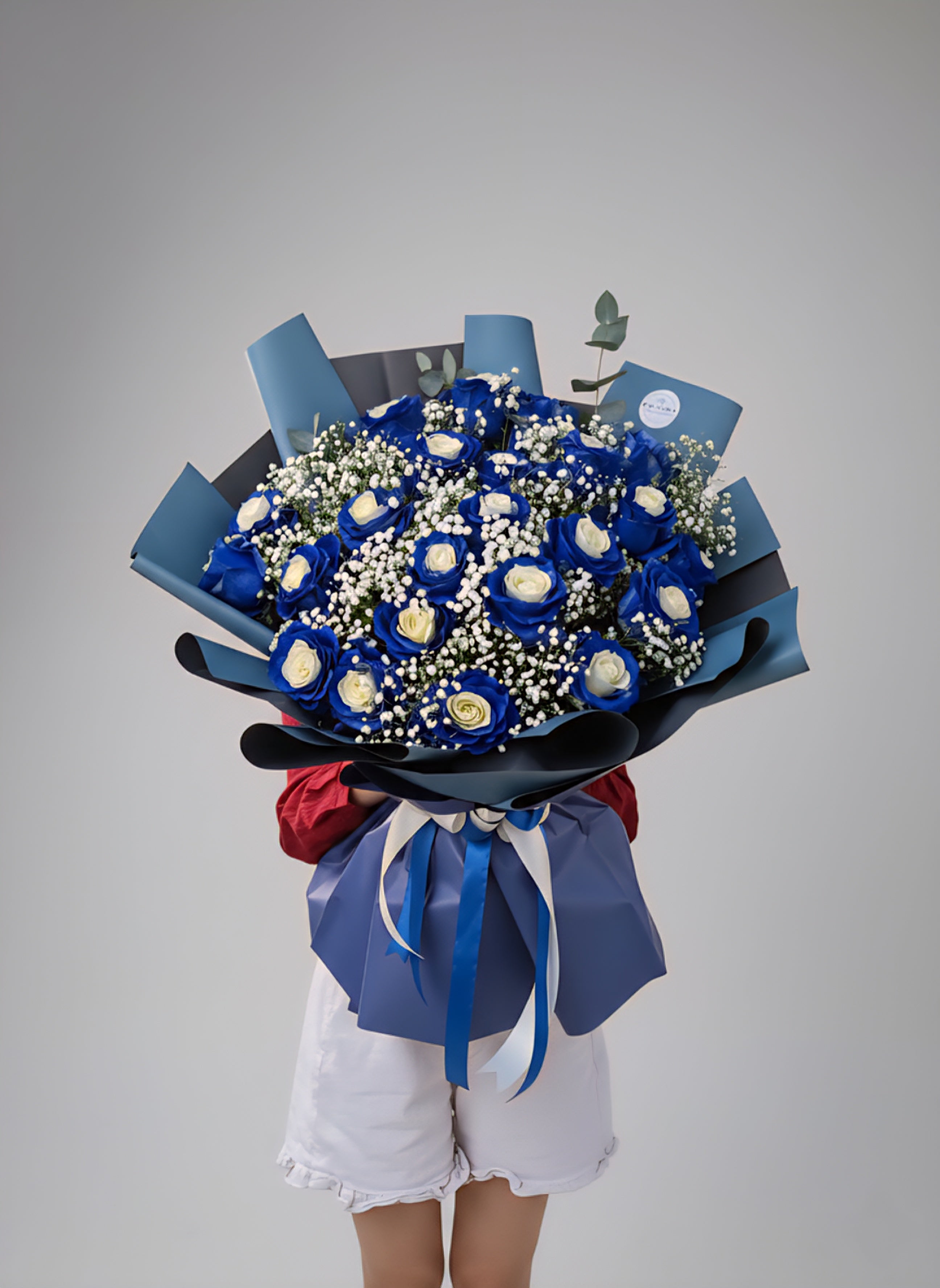 Exkluzivní modré růže s gypsophilou – Nezapomenutelná kytice plná emocí