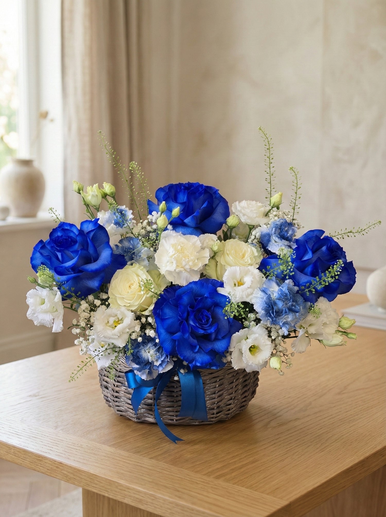 Синьо-білий квітковий кошик - елегантна подарункова композиція