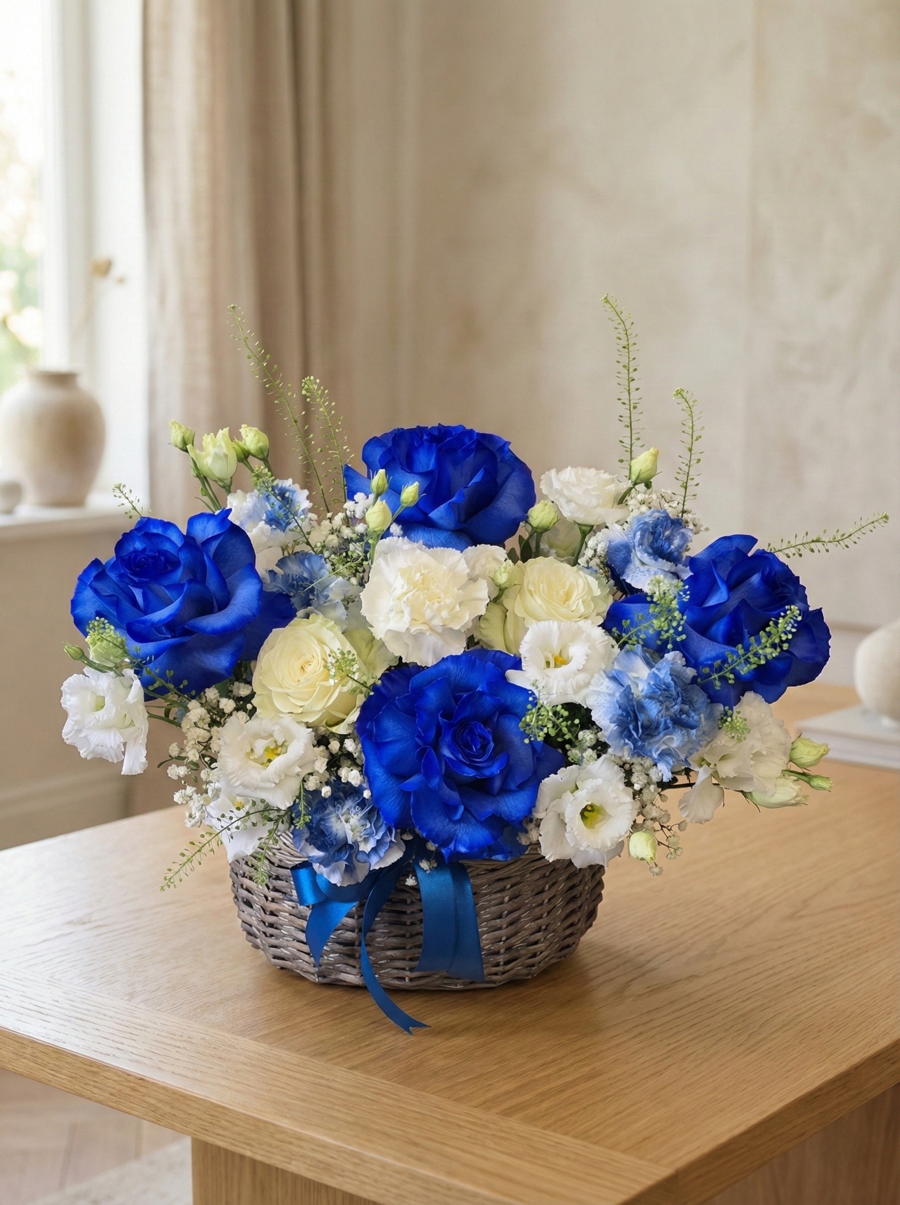 Modrý a bílý květinový koš – elegantní dárkové aranžmá