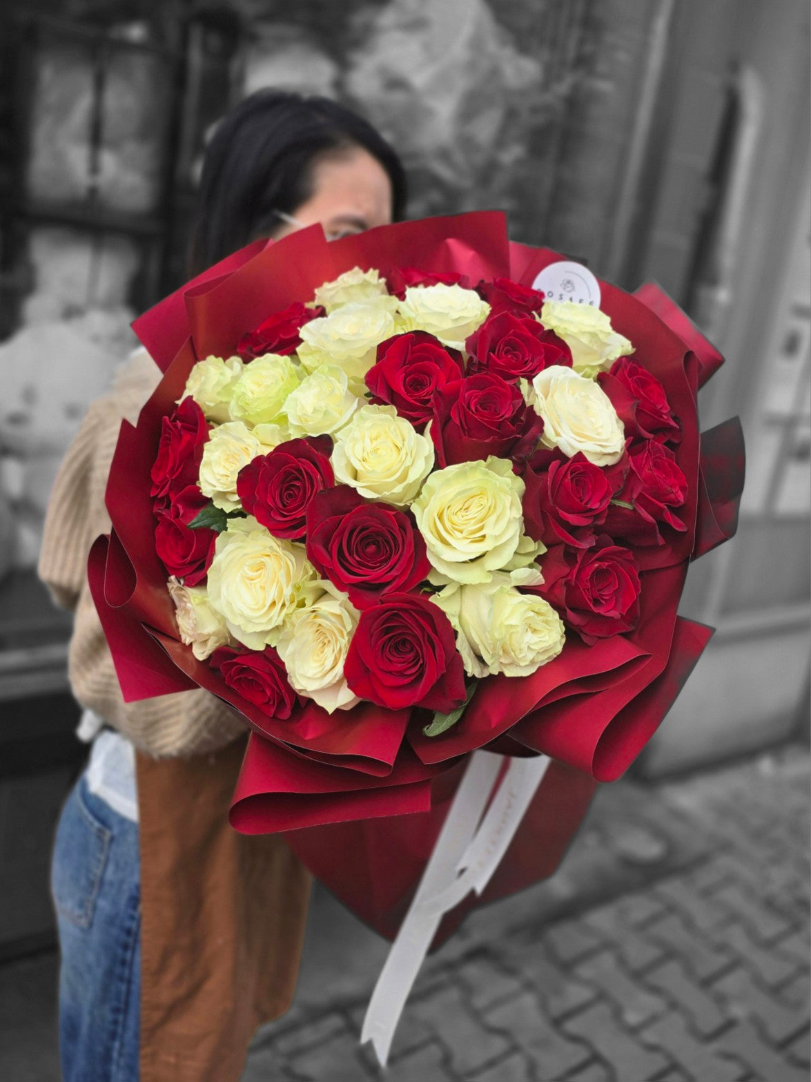 Kytice červených a bílých růží