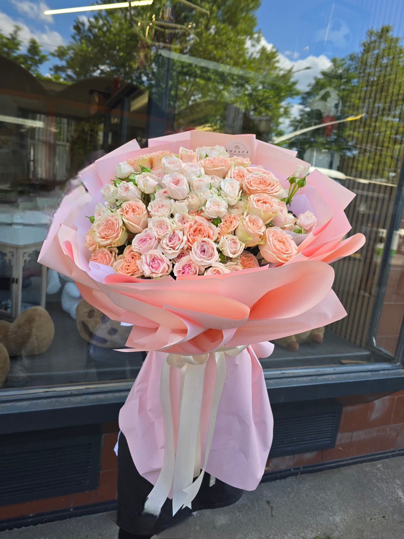 Розкішний букет гроноподібних троянд – рожевих та кремових