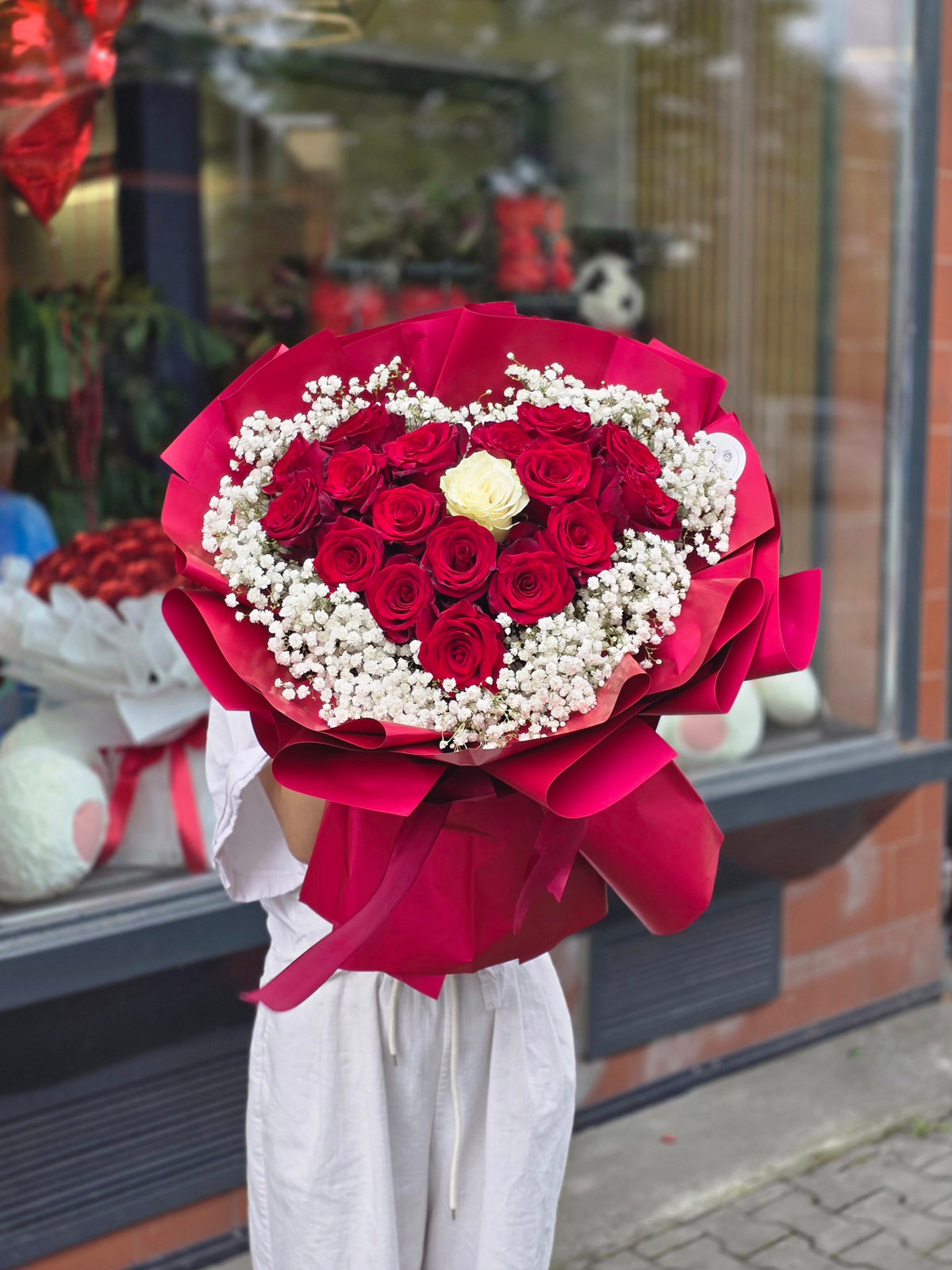 Kytice 18 růží ve tvaru srdce