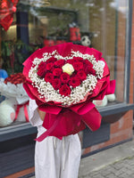 Kytice 18 růží ve tvaru srdce