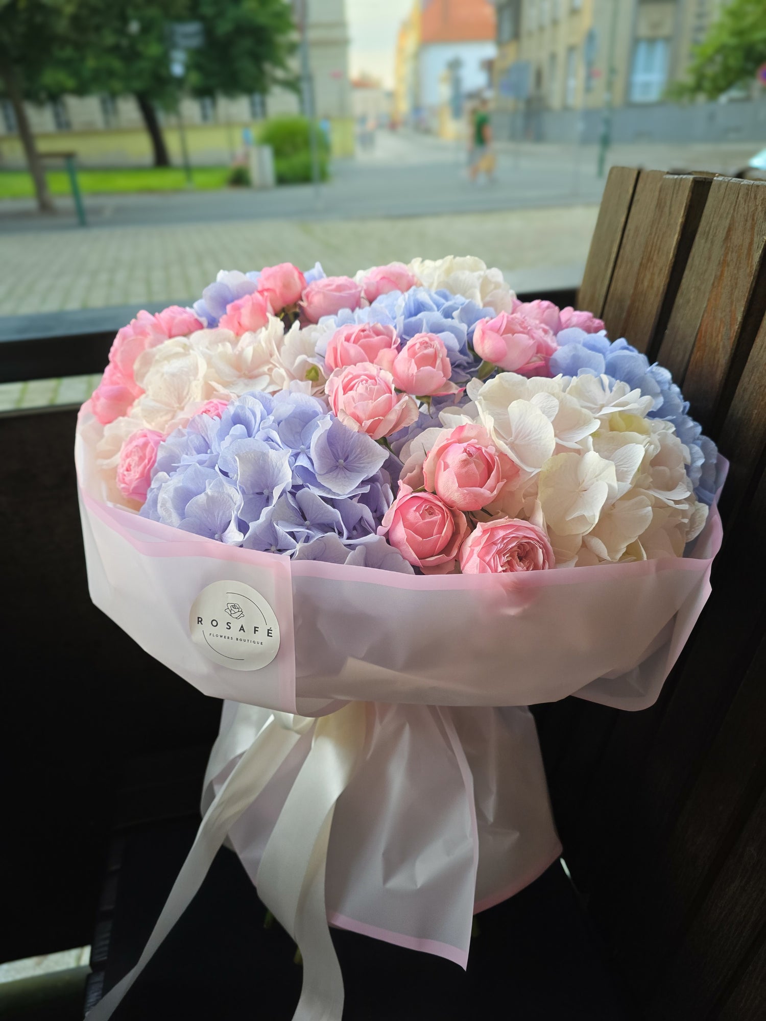 Розкішний букет з блакитних, білих гортензій та рожевих троянд - великий пастельний букет