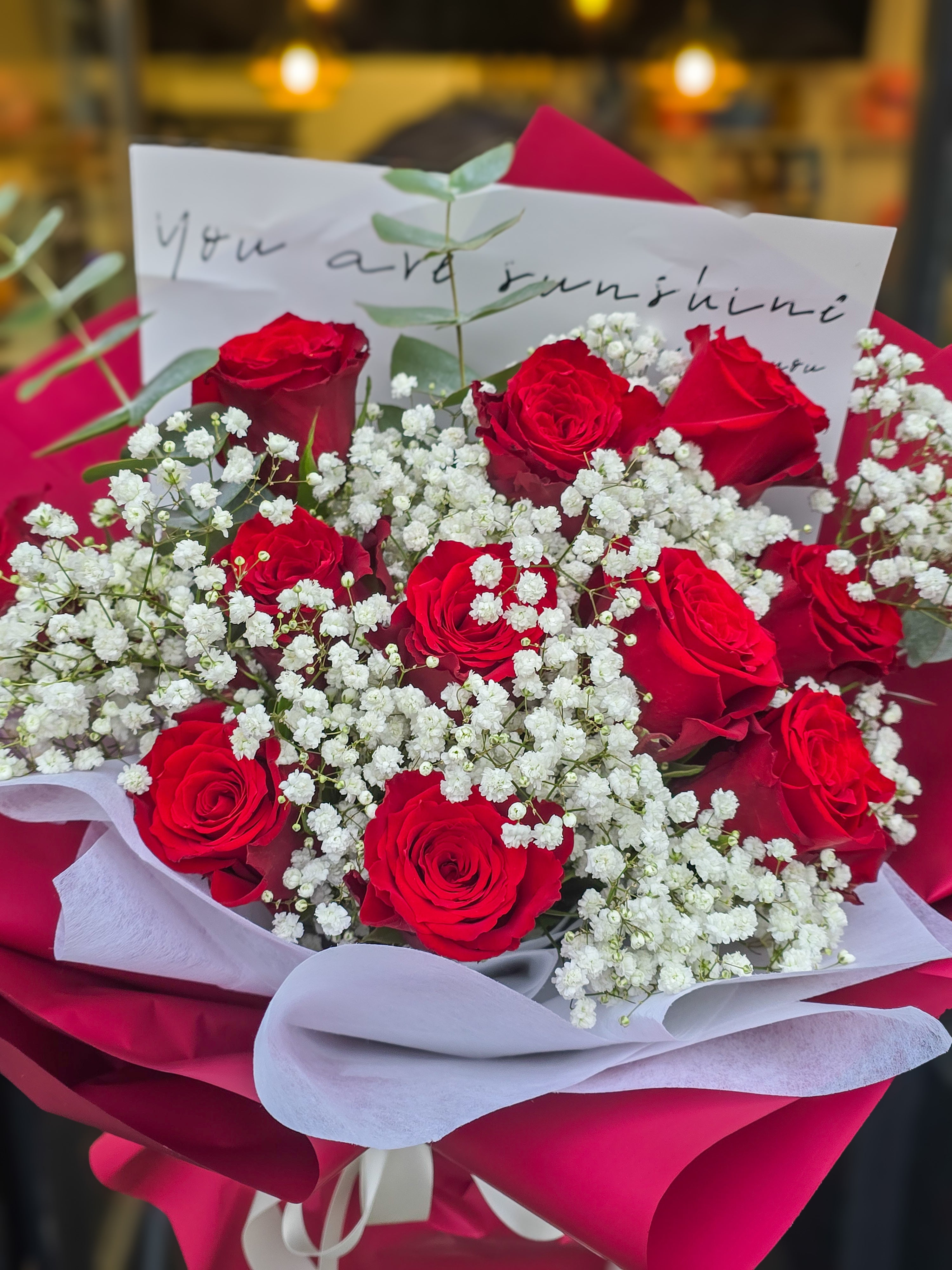 Kytice z červených růží s gypsophilou