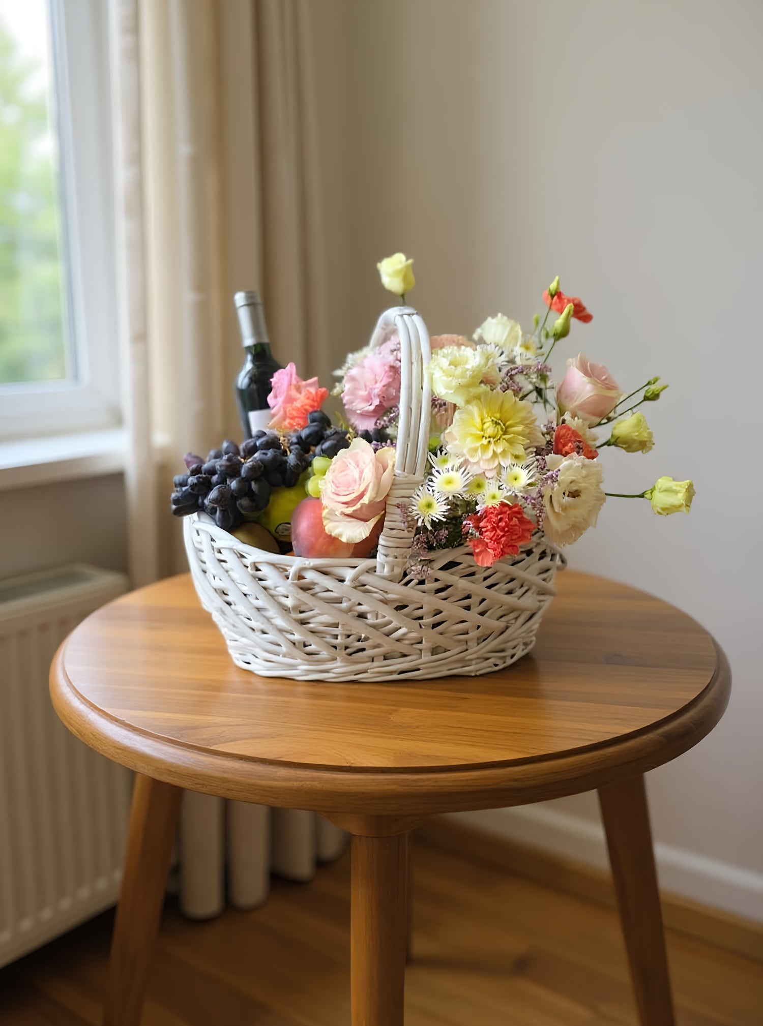 Подарунковий кошик з квітами, фруктами та вином - елегантний подарунок