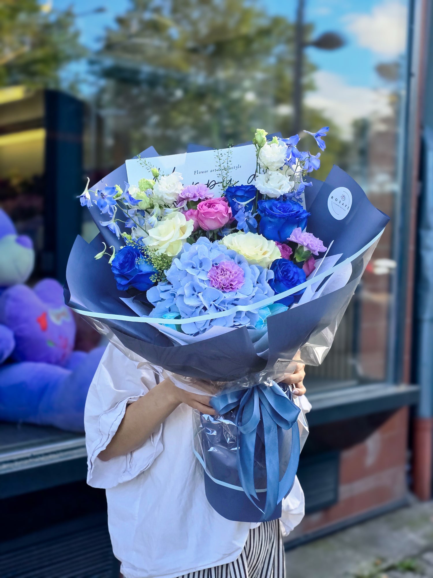 Romantic bouquet with hydrangea and roses