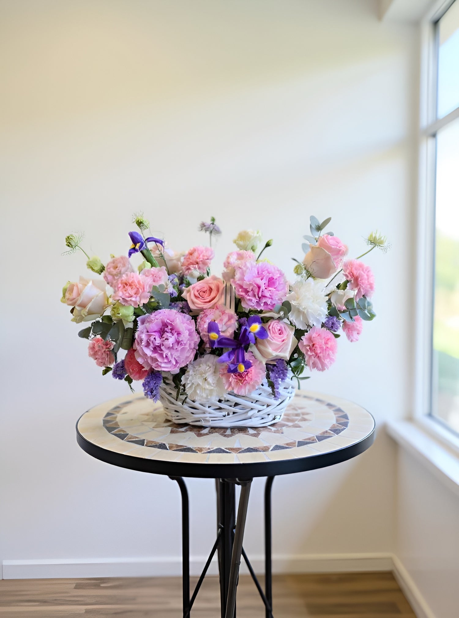 Delicate flower basket – pink romance for every occasion