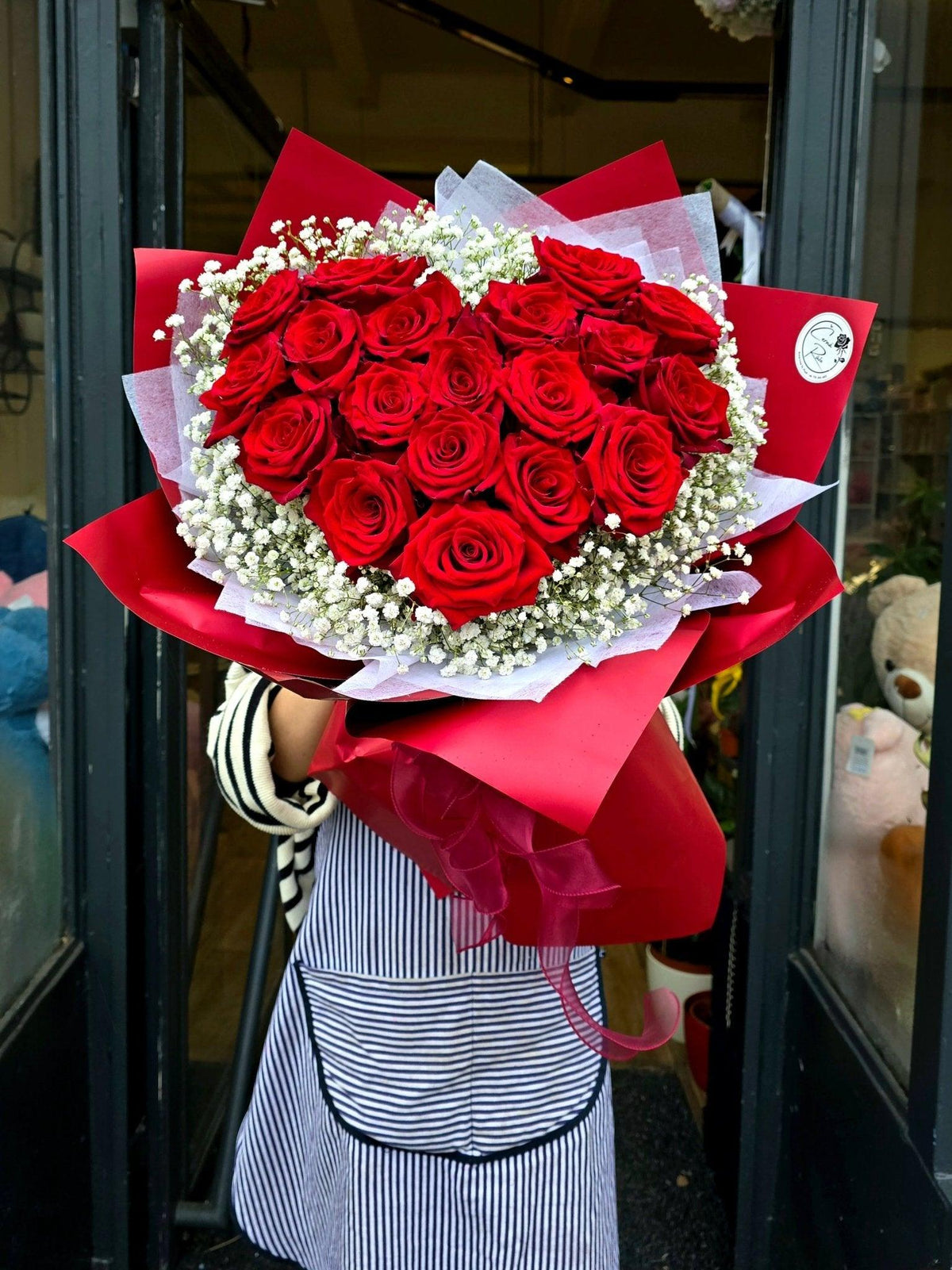 Kytice červených růží a bílý gypsophily ve tvaru srdce - Černá Růže