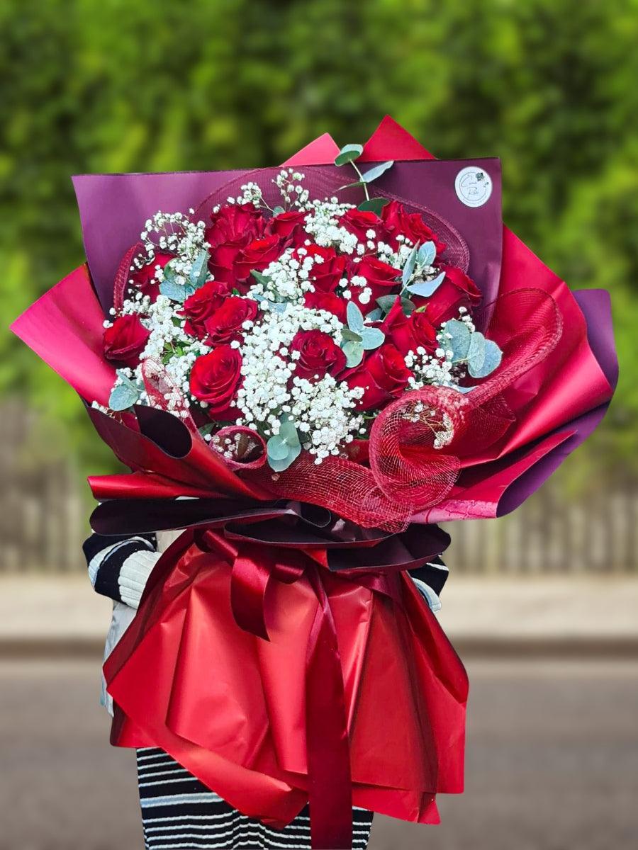 Kytice červených růží s gypsophilou - Černá Růže