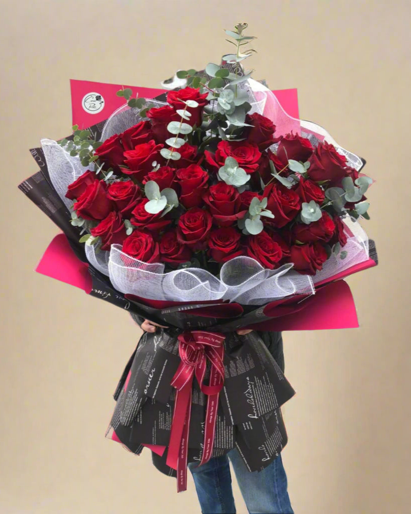 Kytice červených růží s gypsophilou - Černá Růže