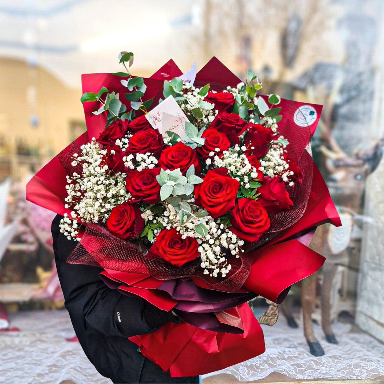 Kytice červených růží s gypsophilou - Černá Růže