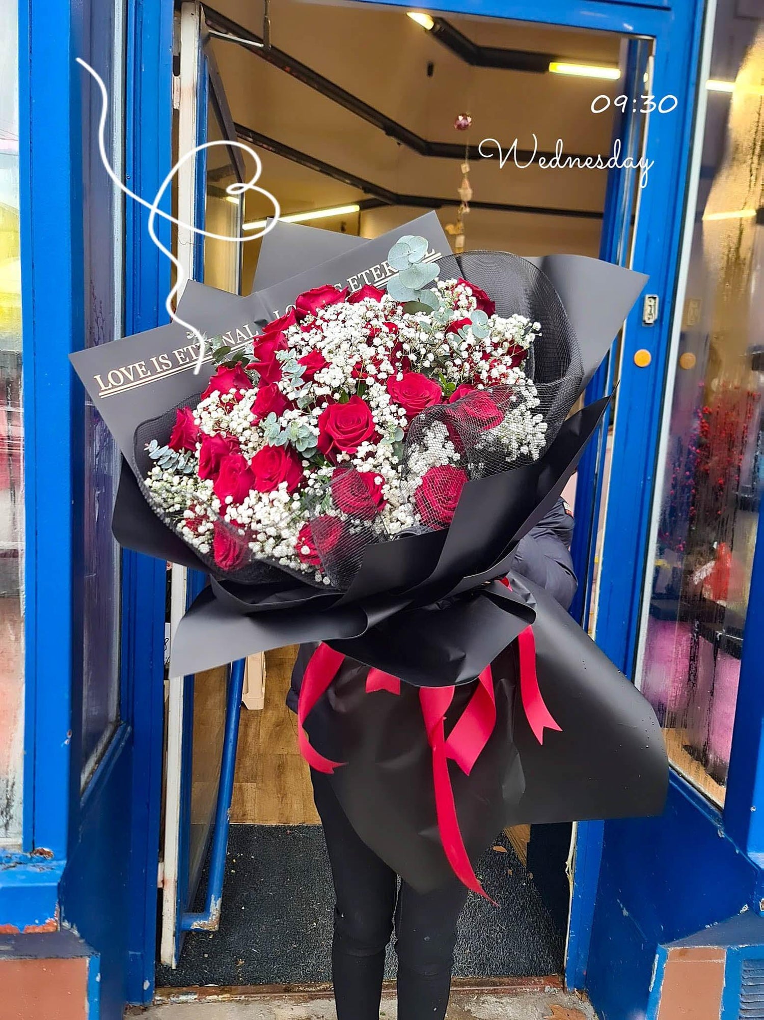 Kytice červených růží s gypsophilou - Černá Růže