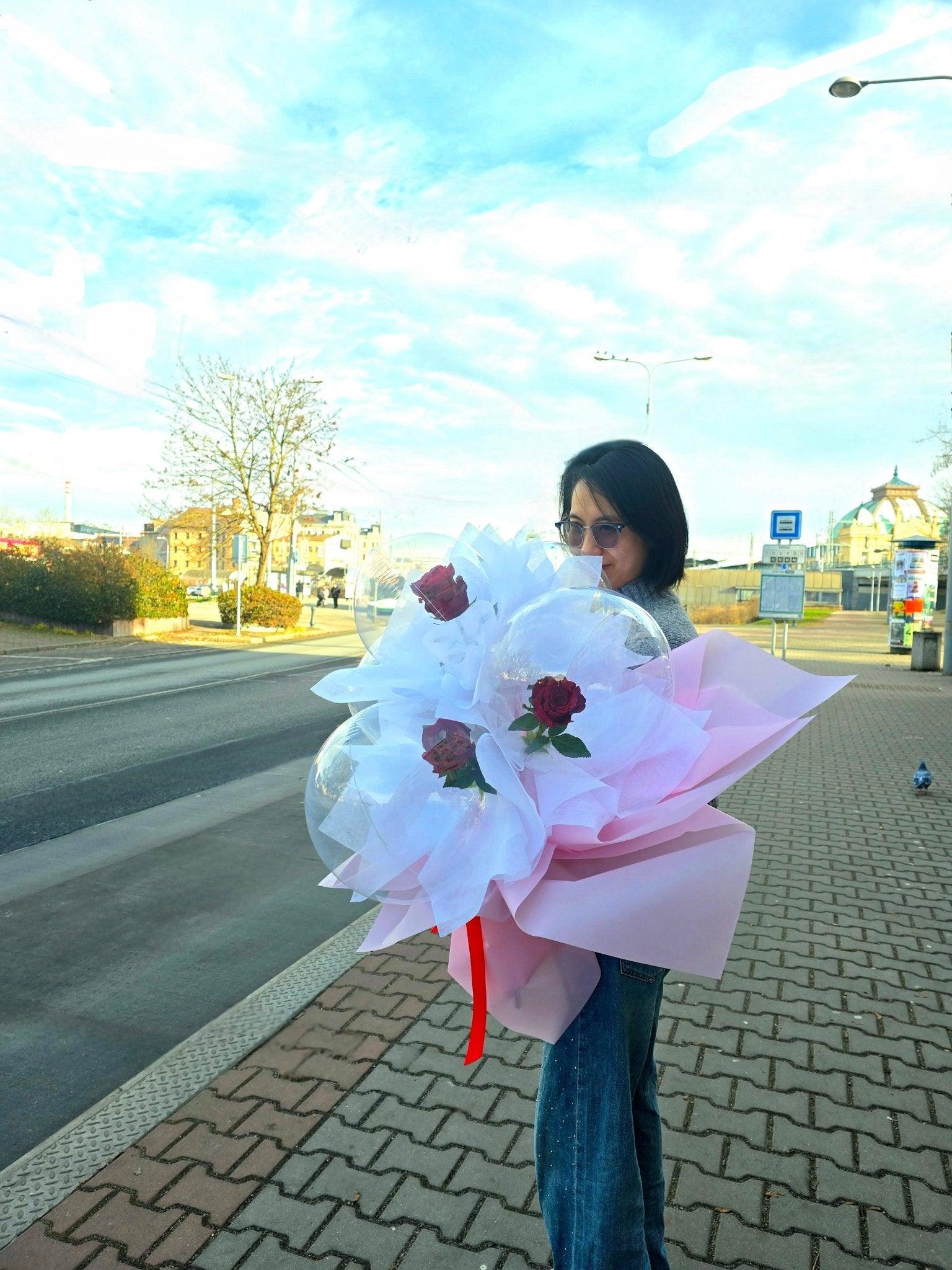 Kytice pěti růží v balónech - Černá Růže