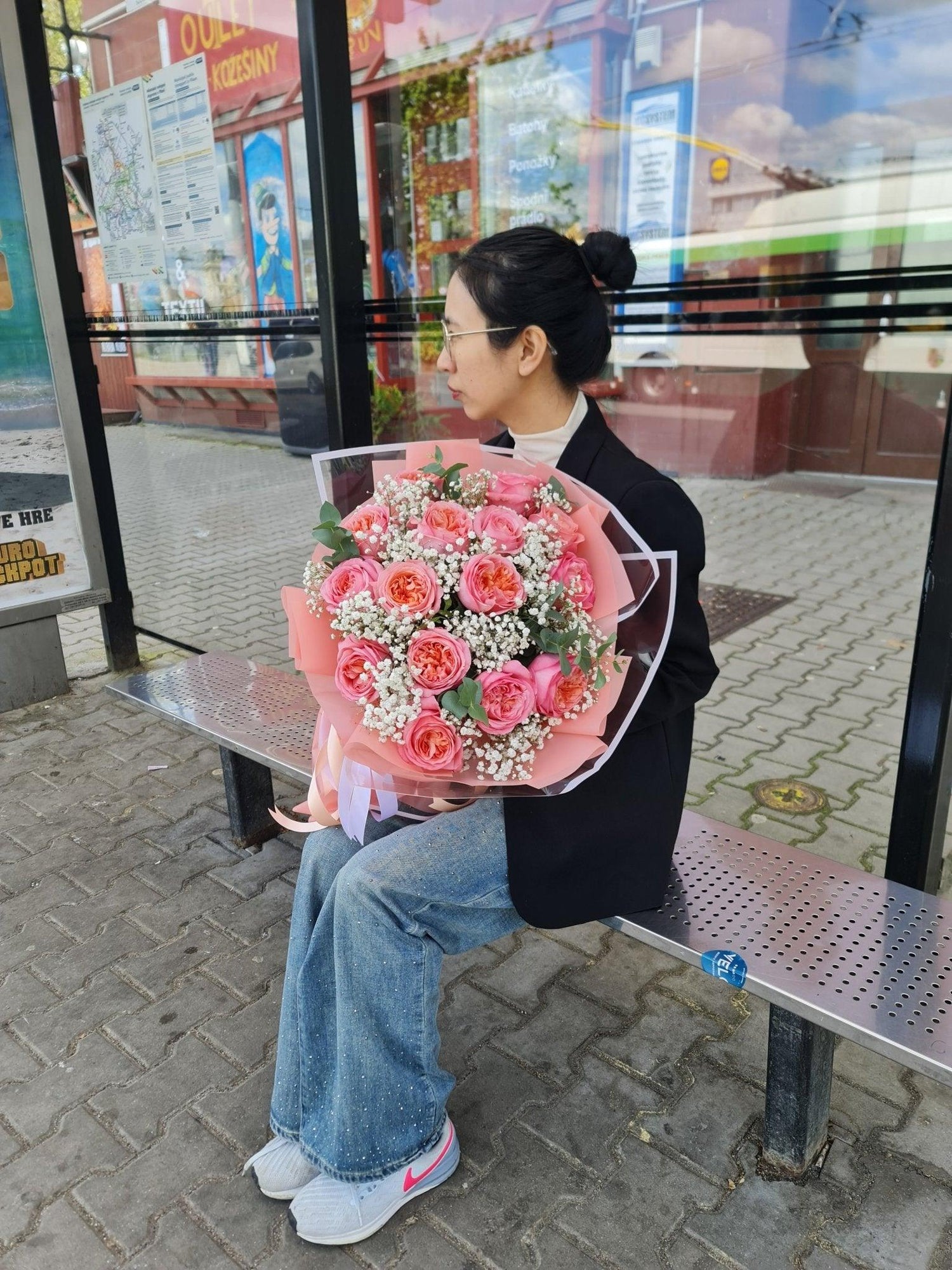 Kytice řůzový pivoňkové růže - Černá Růže