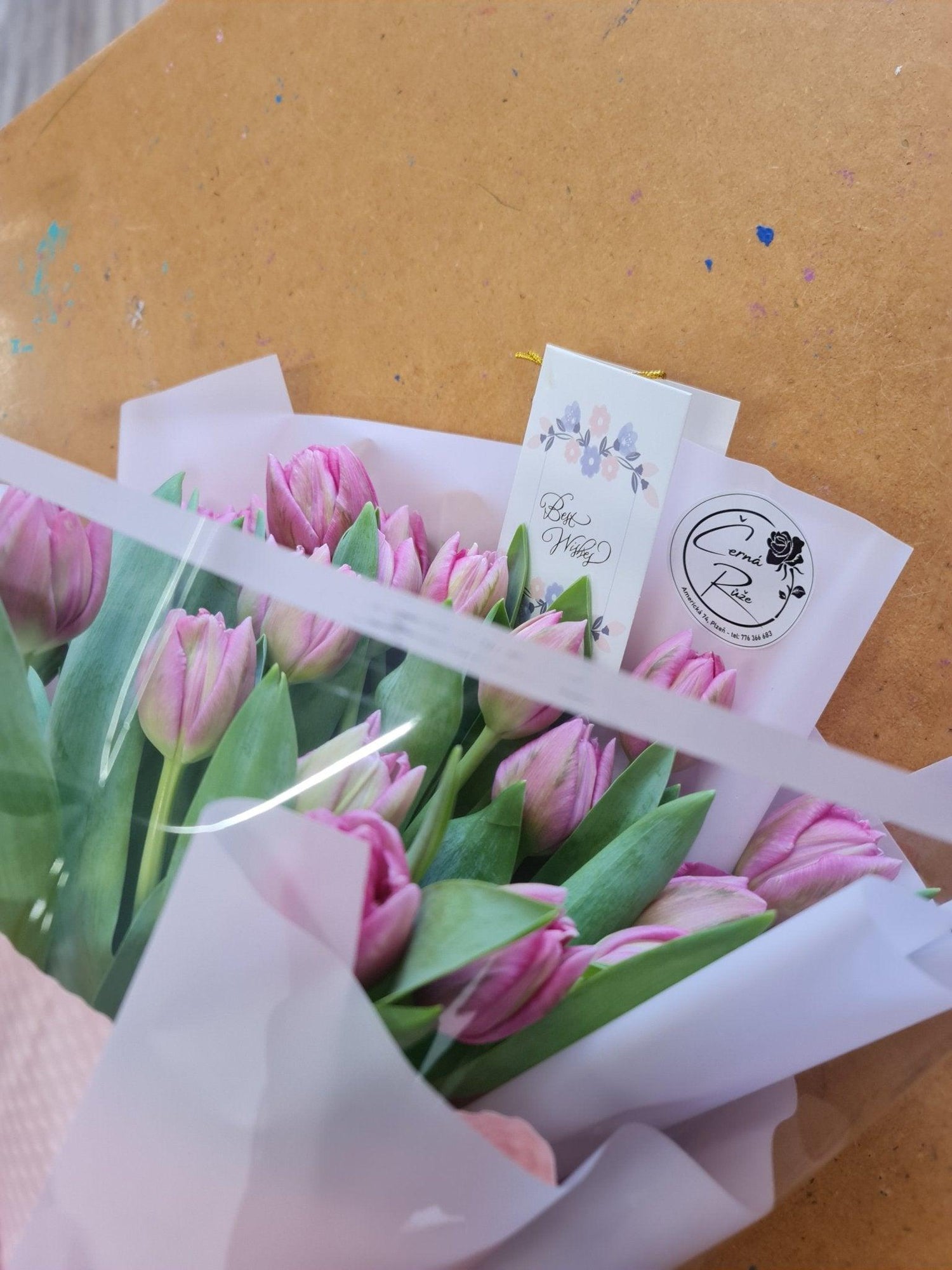 Kytice růžových tulipánů s papírem - Černá Růže