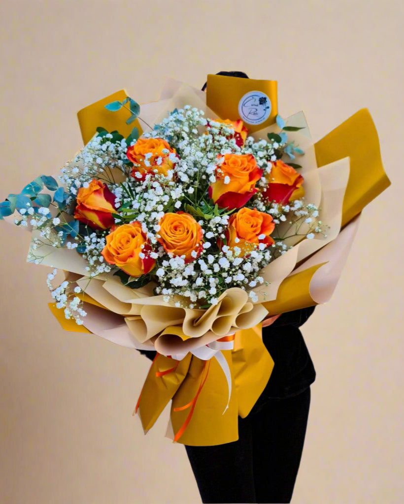 Kyticí oranžových růží s gypsophilou - Černá Růže