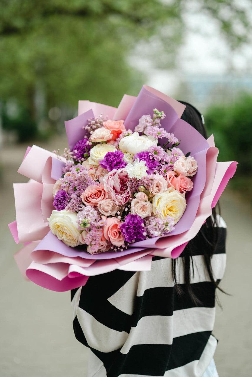 Míchaná kytice s hezkou papírem - Černá Růže