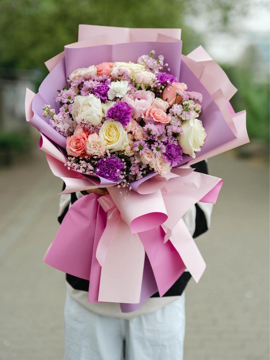 Míchaná kytice s hezkou papírem - Černá Růže