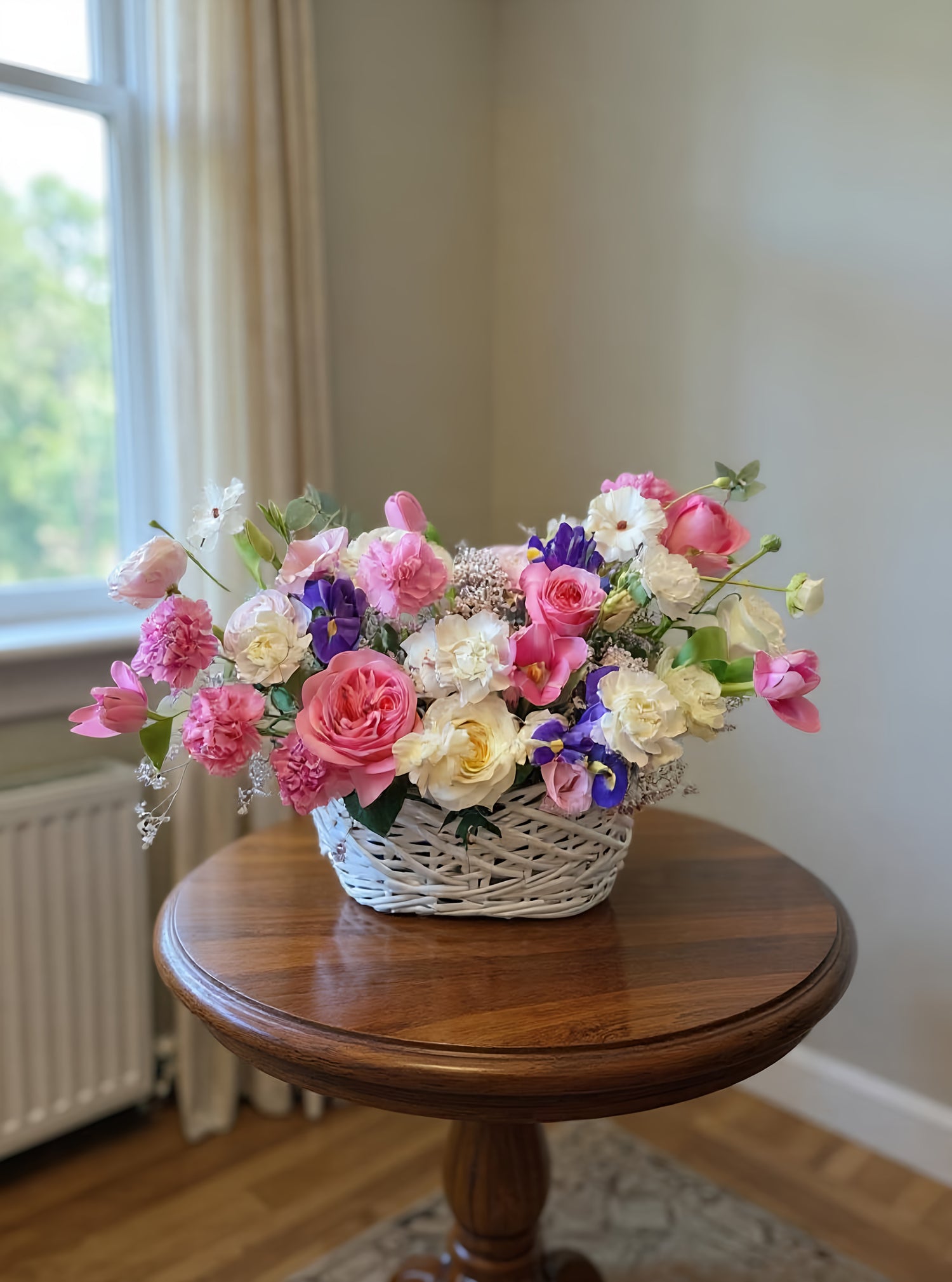 Box of roses and gypsophila with heart