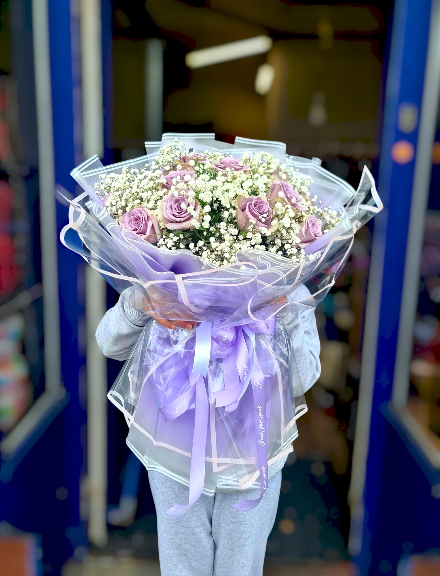 Kytice fialových růží a gypsophila - Černá Růže