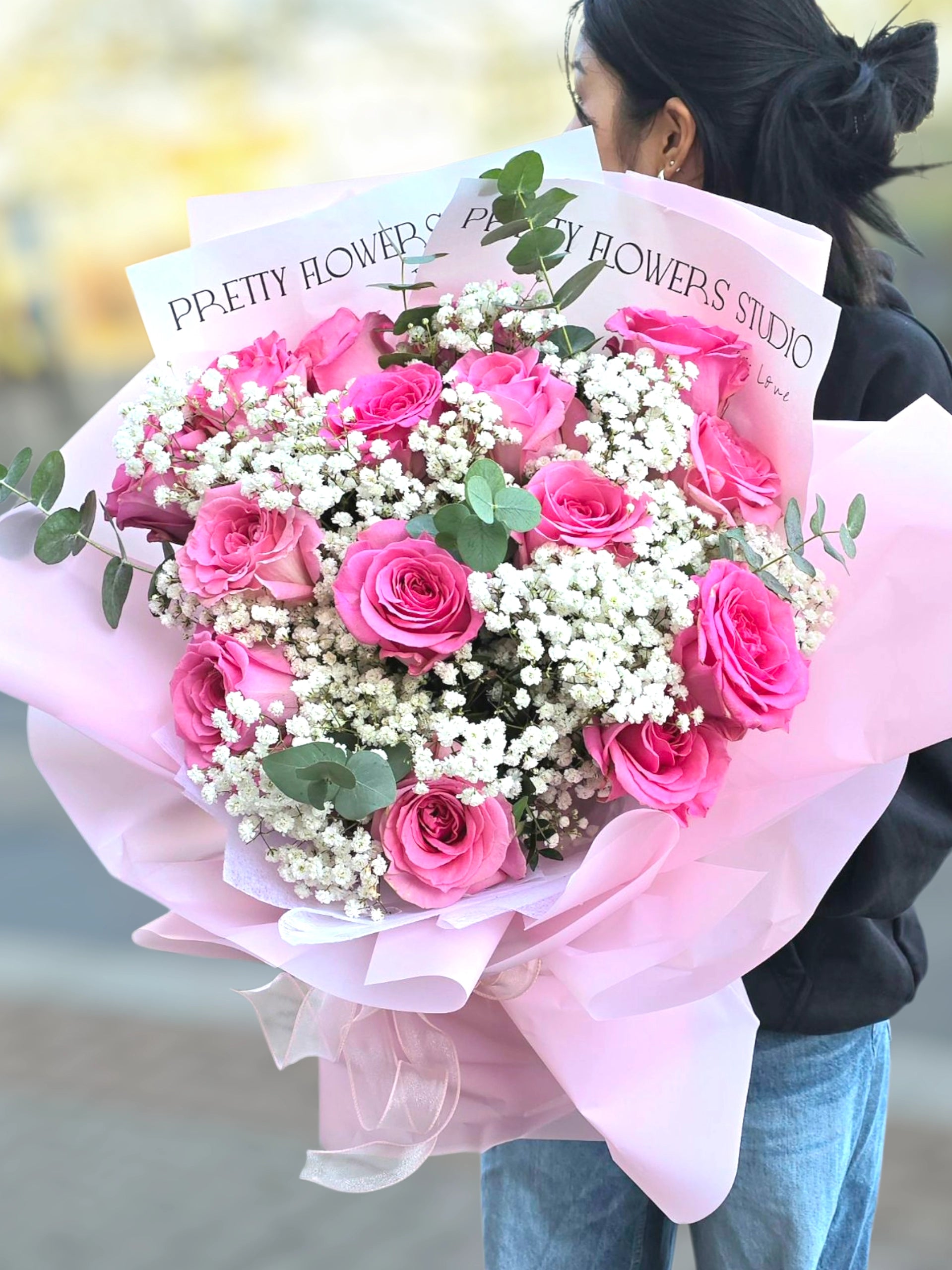 Romantická kytice růžových růží s gypsophilou a eukalyptem