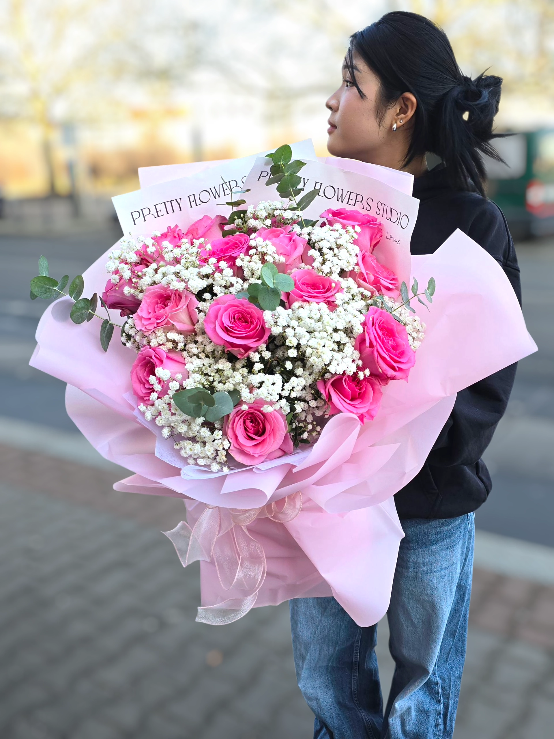 Romantická kytice růžových růží s gypsophilou a eukalyptem