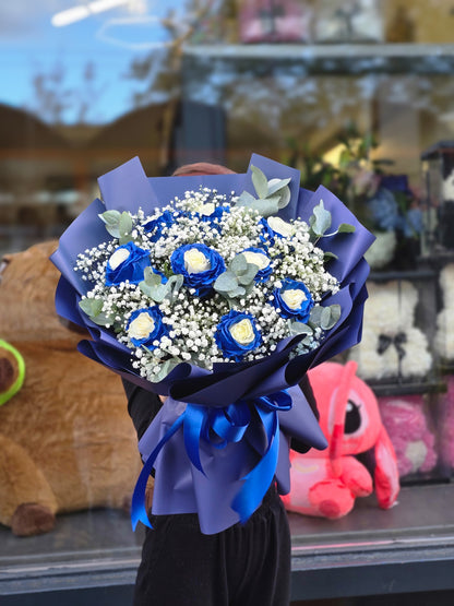 Exkluzivní modré růže s gypsophilou – Nezapomenutelná kytice plná emocí