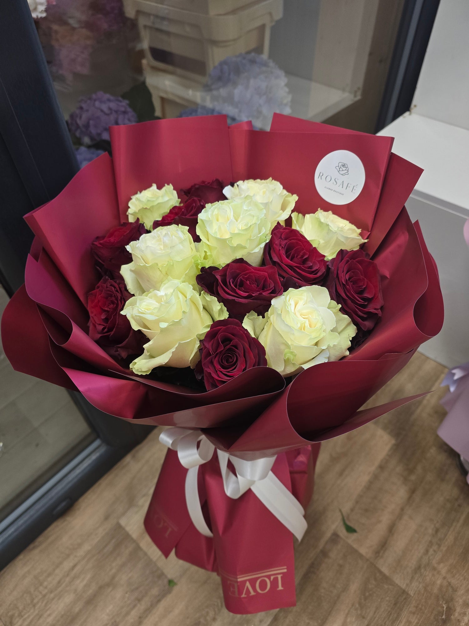 Luxury bouquet of Ecuador roses – Red &amp; White (70 cm)