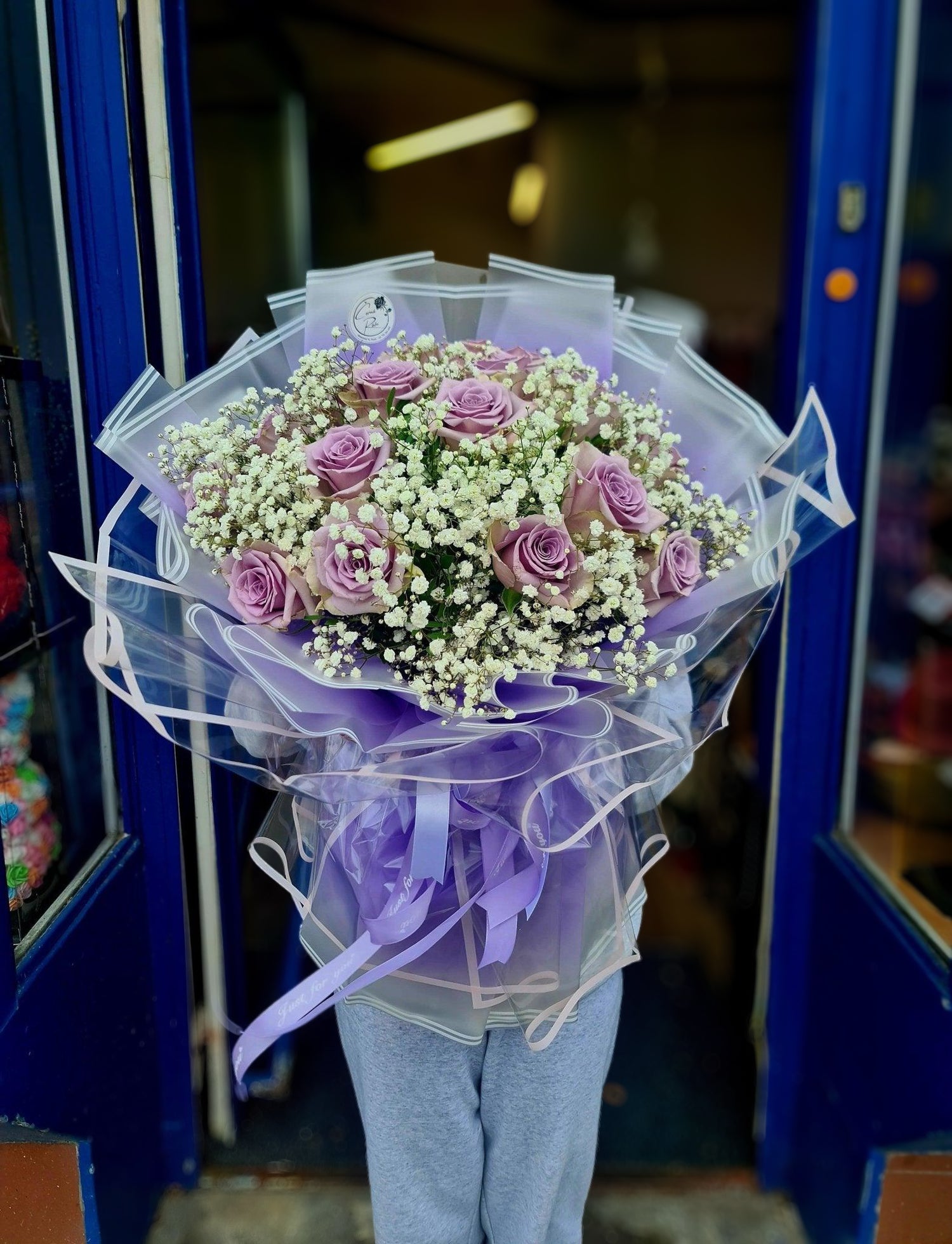 Kytice fialových růží a gypsophila - Černá Růže