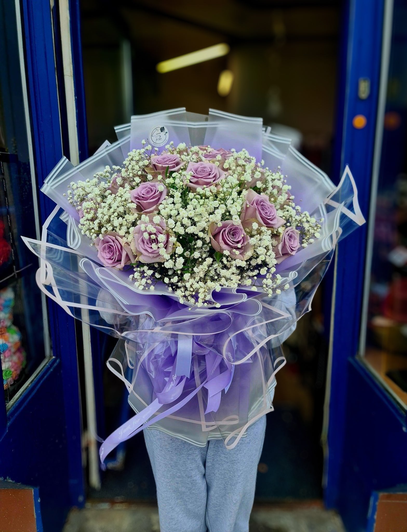 Kytice fialových růží a gypsophila - Černá Růže