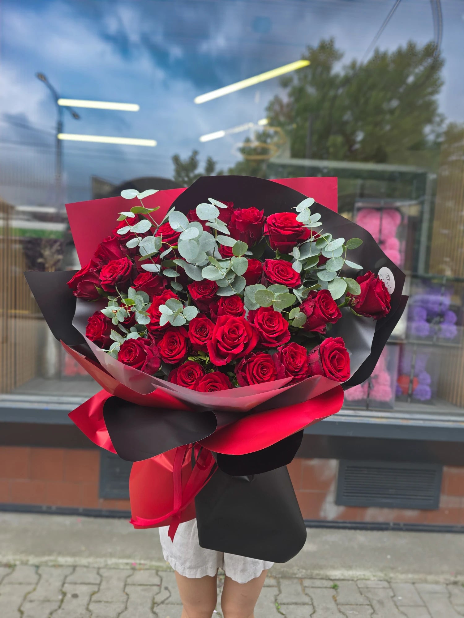 Red Elegance – kytice červených růží s eukalyptem
