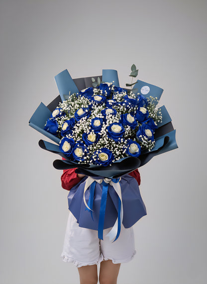 Exkluzivní modré růže s gypsophilou – Nezapomenutelná kytice plná emocí