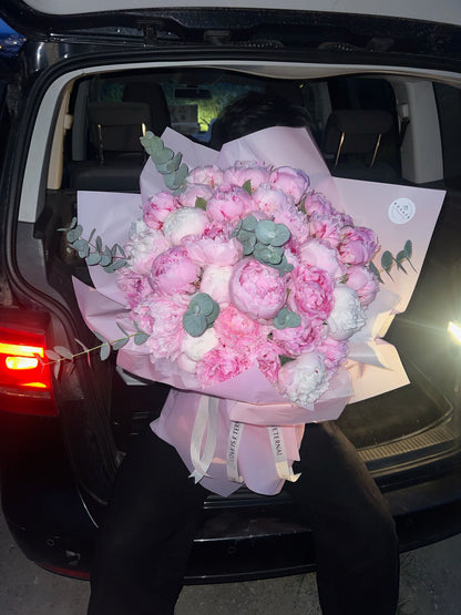 Luxusní kytice z 35 růžových pivoněk