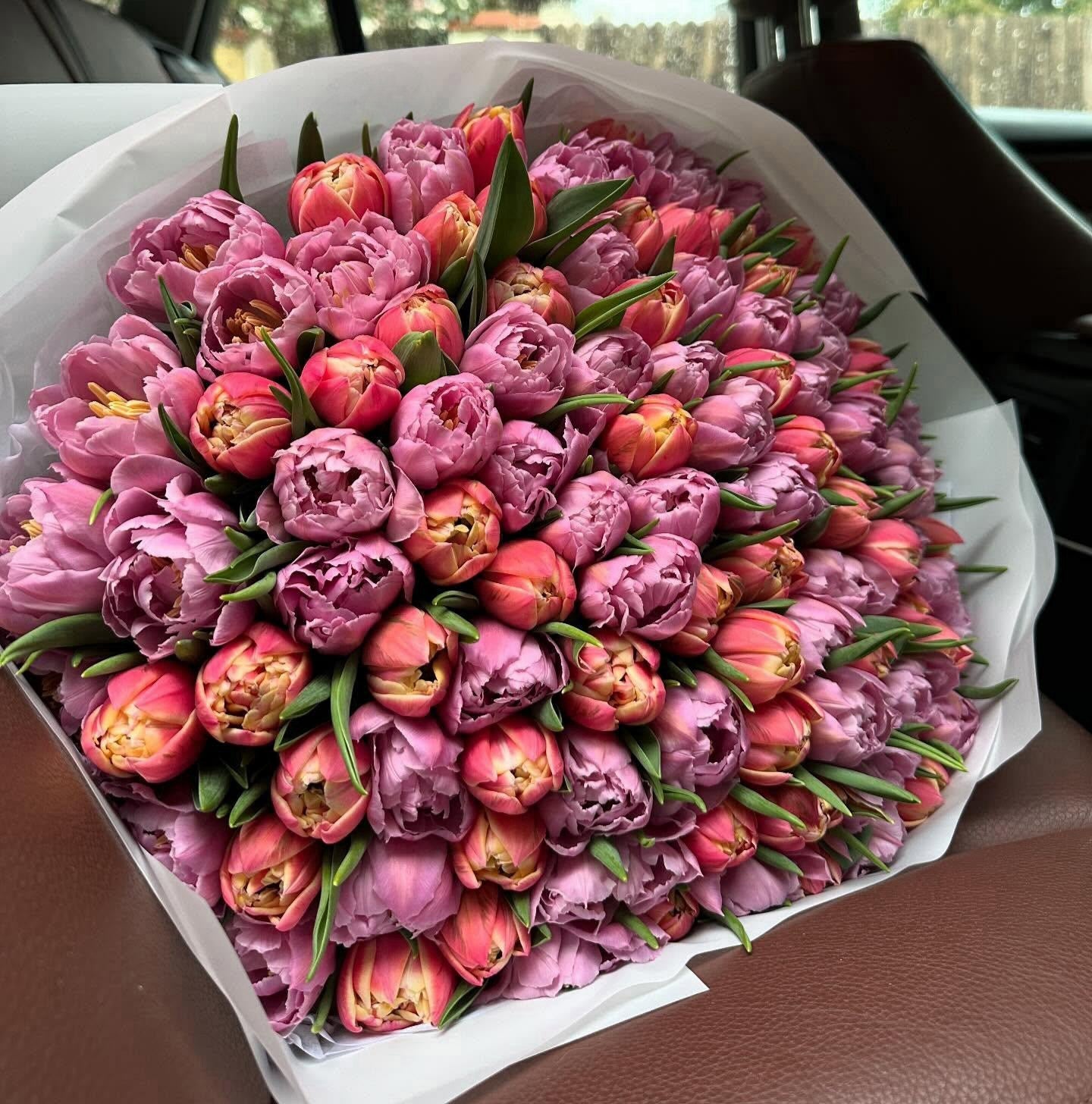 101 Barevné Tulipány v Elegantní Kytici