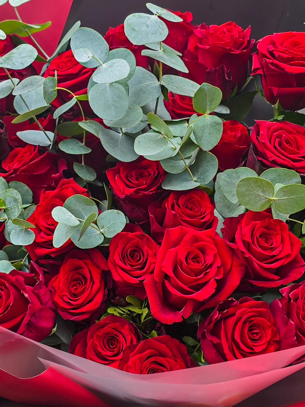 Red Elegance – kytice červených růží s eukalyptem